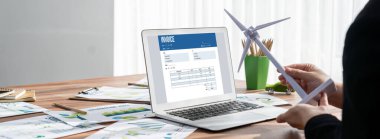 Muhasebe uygulamasından gelen fatura bilgisayar ekranında. Şirket işlerinin finans ve bütçesi için bilgisayar programı. canlı.