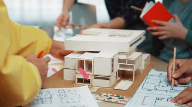 Değişik bir tasarımcı grubunun bir model ve plan etrafında işbirliği yaparak fikirleri ve yaratıcılığı paylaştığı dinamik bir mimari tasarım oturumu. SACTR