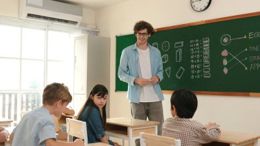 Kafkas öğretmeni matematik dersinde tahtaya cevap yazmak için gönüllü buldu. Öğretmen, öğrenciye tebeşir verilirken ve sınıfın önünde yürürken soruyu cevaplamak için gönüllü olmayı talep ediyor. Pedagoji.