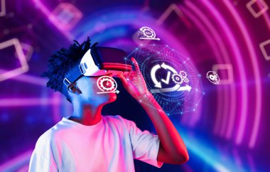 Sanal gerçeklik kulaklığı takan genç bir adam, yenilikçi teknoloji ve çevik iş uygulamalarının kesişimini temsil eden fütüristik grafiklerle uğraşıyor. XDMCP