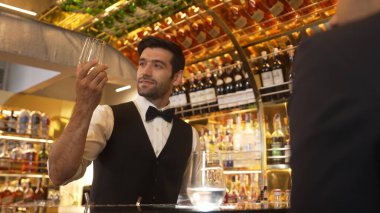 Lüks barlarda içki hazırlayan akıllı barmenlere odaklanırken aynı zamanda canlı ışıklandırma atmosfer şişesi ve bar arka planındaki VIP müşterilerle canlı sohbetler. Vinosity.