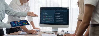 Uygulama ve program kodlaması için bilgisayar ekranında yazılım geliştirme programlama