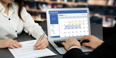 Kişisel organizatör ve çevrimiçi iş canlıları için program planlaması için bilgisayar yazılım uygulaması takvimi