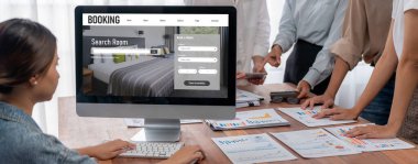 Çevrimiçi otel rezervasyon sitesi canlı rezervasyon sistemi sağlar. Seyahat teknolojisi kavramı .