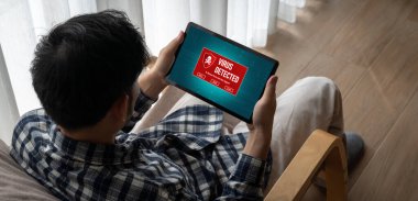 Bilgisayar ekranındaki virüs uyarısı mobil siber tehdit, hacker, bilgisayar virüsü ve kötü amaçlı yazılım tespit edildi