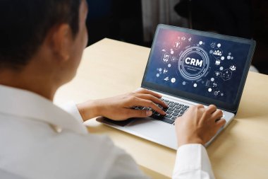CRM işletme ve işletme için modern bilgisayarda müşteri ilişkileri yönetim sistemi