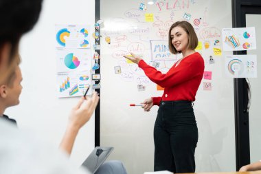 Erkek proje yöneticisinin yakın plan görüntüsü soru sormak için el kaldırırken, genç güzel lider zihin haritası ve renkli yapışkan notlar kullanarak iş projesini kendinden emin bir şekilde sunuyor. Tertemiz..