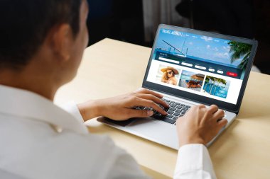 Model arama ve seyahat planlama için internet sitesi uçuş, otel ve tur rezervasyonları için anlaşma ve paket sunuyor