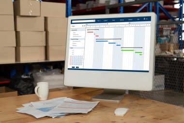 Ekip projesinin zaman çizelgesini gösteren bilgisayar ekranında, modern iş projesi yönetimi için proje planlama yazılımı