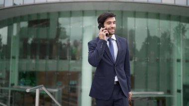 Kafkasyalı yetenekli bir proje yöneticisi. Bulanık geçmişiyle şehirde yürürken telefonla konuşuyor. Akıllı telefon kullanan yetenekli bir işadamı bulanık geçmişi olan bir proje yöneticisiyle konuşuyor. Sevinçli..