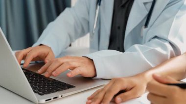 Hastane masasında birlikte çalışan ve tıbbi tedavi planlayan çeşitli profesyonel sağlık görevlileri. Takım çalışması başarılı hastalıklara ve hastalıklara yol açar. Ağır çekim. Katı.