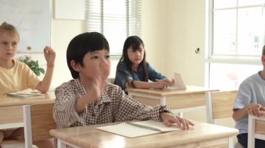 Sınıfta okuyan çok kültürlü çocuklarla çevrili öğretmenine sorup cevap veren zeki çocuk. Mutlu öğrenci birlikte çalışıyor, oy veriyor, gönüllü oluyor, hocayı arıyor. Pedagoji.