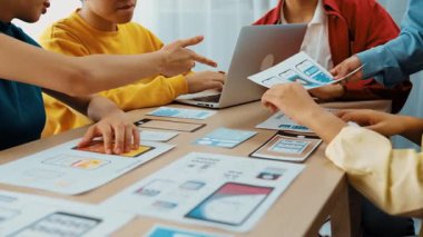 Mobil uygulama ya da web sitesi için kullanıcı arayüzü prototipi planlayan şirket çalışanlarının panorama videosu. UX UI tasarım beyin fırtınası kullanıcı dostu arayüz planı tasarlıyor. Sinerjik