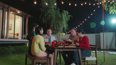 Aile tatilini kutlamak için toplanır. Ebeveynler, büyükanne ve büyükbabalar ve kız konuşmak ve akşam yemeği yemek için bir araya geldiler. Sevimli akrabalarla vakit geçirmek için açık hava aktivitesi kuşaklar arası fark yaratıyor. Uyumsuzluk.