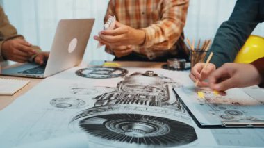 Modern bir çalışma alanında teknik çizimler, dizüstü bilgisayar ve araçlarla takım çalışmalarını ve yeniliklerini vurgulayan detaylı bir mekanik proje üzerinde çalışan bir grup mühendis. SACTR