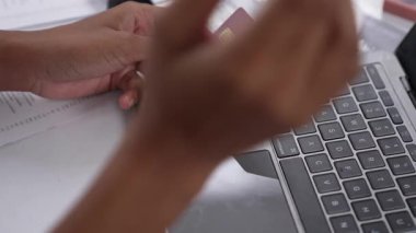 Çevrimiçi ödeme, bankacılık ve internet ağındaki alışveriş için kullanılan kredi kartını çevrimiçi güvenli cüzdan için kredi kartı teknolojisini gösteren dizüstü bilgisayarla kapat