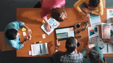 Web tasarımı için birlikte çalışan iş adamlarının zaman aşımı. Tasarımcı beyin fırtınası yapan ve web sitesi arayüzü hakkında tartışan ve dijital tasarım ile tablete bakan hava görüşü. Sempozyum.