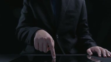 Verimli çalışma süreçleri için çevrimiçi belge dizinlerini yöneten iş adamı. Tüm önemli çevrimiçi belgelerinize kolayca güvenli ve hızlı bir şekilde erişim sağlayın. Kullanıcı Kimliği