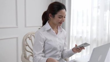 Kadın alışverişi ya da internet pazarında online ödeme modern yaşam tarzı için satılık eşyalar arıyor ve canlı siber güvenlik yazılımı tarafından korunan cüzdandan çevrimiçi ödeme için kredi kartı kullanıyor