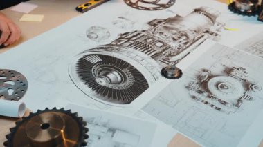 Mühendislik ve imalat projeleri için karmaşık tasarım sürecini gösteren detaylı teknik çizimler ve bileşenlerle çevrili bir motor mekanizmasının yakın plan görüntüsü. SACTR