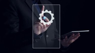 İş adamı ürün sertifikasını güvence altına alıyor ve önemli bir başarıyı simgeliyor. Ürün sertifikasını geçirerek kaliteye ve güvenilirliğe olan bağlılığını gösteriyor. Kullanıcı Kimliği