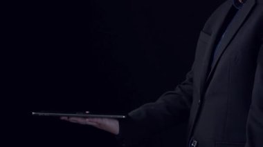 İş adamı, QC ve QA standartlarının karşılandığından emin olmak için katı kalite güvencesi protokolleri uyguluyor. Kalite güvencesi ile sertifikalı ürün mükemmelliğine ulaşmak. Kullanıcı Kimliği