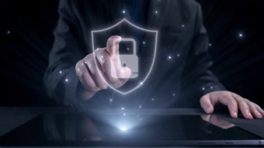 İş adamı siber güvenliğin özünü keşfeder. Siber koruma yöntemlerini, tehditleri derinlemesine araştır ve siber güvenlik duruşunu güçlendir. Siber güvenlik çağında UUID 'de gezinmek için gerekli