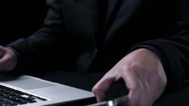 İş adamı ağ kurar, değerli bağlantılar kurar. Profesyonel ağı ve fırsatları genişletmek için etkili insan ağ oluşturma stratejileri UUID