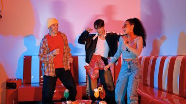 Çeşitli sokak dansçıları hippi modası giyerken partilerde neon ışıkla şehir pop müziğine taşınıyor. Çekici hipster kameraya bakarken dans eder ya da pratik yapar. Mutluluk.