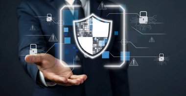 İş adamı siber güvenliğin özünü keşfeder. Siber koruma yöntemlerini, siber tehditleri derinlemesine araştır ve siber güvenlik duruşunu destekle. Siber Güvenlik Çağı EIDE 'de gezinmek için gerekli