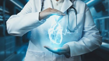 Hastanede kalp anatomisi hologramını tutan profesyonel doktorlara yakın çekim. Teknoloji yeniliklerini kullanarak kalp ameliyatına hazırlanan zeki bir tıp çalışanı. Kardiyoloji. İyileştirici.
