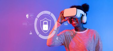 Sanal gerçeklik kulaklığı takan neşeli bir kadın dijital güvenlik kavramını keşfediyor ve modern teknolojide sanal güvenliğin ve online mahremiyetin önemini belirtiyor. XDMCP