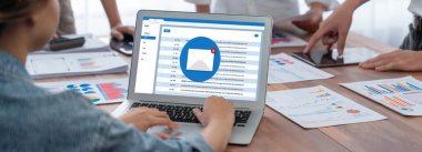 Bilgisayar ekranında canlı gösteren e-posta bildirim iletisi. Dijital pazarlama iletisi bilgi metni iş dünyasından müşteriye