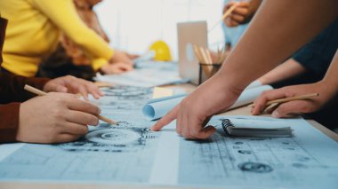 Yaratıcılıkla dolu modern bir çalışma alanının geniş planlarını çizen ve planlayan dinamik bir tasarım profesyoneli grubu. SACTR