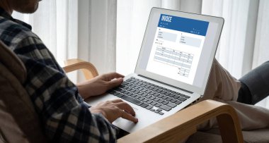 Muhasebe uygulamasından gelen fatura bilgisayar ekranında. Şirket işlerinin finans ve bütçesi için bilgisayar programı. Rahatça..