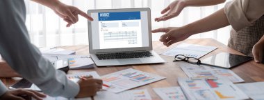 Muhasebe uygulamasından gelen fatura bilgisayar ekranında. Şirket işlerinin finans ve bütçesi için bilgisayar programı. canlı.