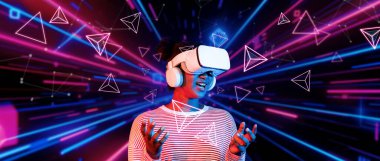 Çevresindeki geometrik şekle bakan kız metaevrende yüzüyor. Sanal dünyaya erişen mutlu genç ya da oyuncu VR kulaklık ve artırılmış gerçeklik teknolojisi kullanıyor. Teknoloji yeniliği. Yaratıcılık.