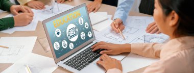 Öğrencilere internet ağında canlı çalışabilmeleri için yazılım içeren e-öğrenme web sitesi