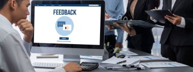 İş zekası ve veri analizi kavramı. Analizci ekibi laptop ekranında finansal veri analizi üzerinde çalışıyor. Etkili iş stratejik planlama için pazarlama göstergesi olarak. İçgörü