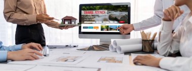 İç mimar tasarımcı grubu, daha kesin tasarım için planlar ve dizüstü bilgisayar ekran mimari yazılımı üzerinde birlikte tartışıyorlar. Modern ev tasarımı ve yenileme. İçgörü