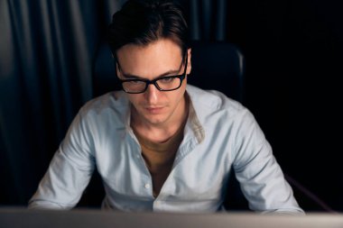 Dinamik veritabanı pazarlama analizi ile PC ekranındaki iş paragrafını araştıran stresli finansal analistin gece vakti modern ev ofisinde aylık rapor hazırlamasını düşünüyorum. Bireysel.