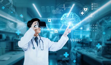 VR gözlüklü ve laboratuvar önlüklü bir doktor tıbbi verileri gösterirken artırılmış gerçeklik teknolojisini yönetiyor ve arka planı bulanık bir şekilde laboratuvarda duruyor. Sağlık ve yenilikler. Yaratıcılık.
