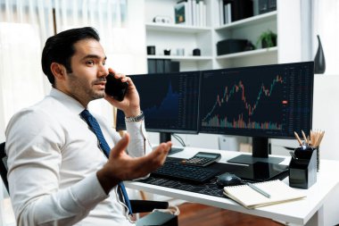 İki borsa yatırımıyla danışman ya da ortağı arayan tüccar işadamı, veri analizini yüksek kârlı dinamik teknoloji borsasına yatırım yapmak için karşılaştırdı. Tahmin et..