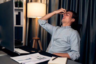 Dinamik veritabanı pazarlama analizi ile PC ekranındaki iş paragrafını araştıran stresli finansal analistin gece vakti modern ev ofisinde aylık rapor hazırlamasını düşünüyorum. Bireysel.