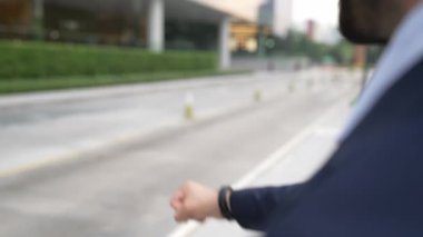 Profesyonel iş adamının yakın çekimi akıllı saat ve zamanı gösteriyor. Profesyonel patron, genel müdür, şehir manzarası ile zamanı kontrol eden bir lider. İş için. Arka plan bulanık. Sevinçli..