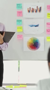 İş kadını, iş projesinde ustalıkla sunulduğu için takımdan kutlamalar alıyor. Şirket iş birliği konsepti .