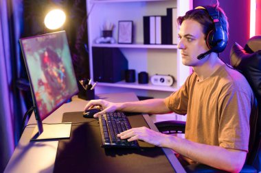 Sunucu kanalı bilgisayar ekranında muptiplayer 'larla Moba' yı oynayan ya da savaş alanında yalnız olan akıllı oyun flaması odaklı. Esport neon dijital ışık odasından canlı yayın yapıyor. Bireysel.