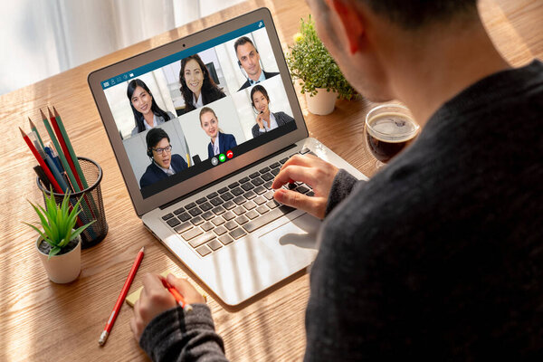 Деловые люди на видеоконференции для модных виртуальных групповых встреч сотрудников бизнес-офиса