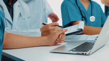 Hastane masasında birlikte çalışan ve tıbbi tedavi ya da sağlık hizmeti planlayan profesyonel bir grup. Takım çalışması başarılı hastalıklara ve hastalıklara yol açar. Ağır çekim. Katı.