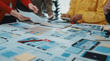 Çeşitli profesyoneller, dijital modeller ve kablolar hakkında tartışarak yaratıcı bir toplantıda işbirliği yaparlar. Bağlı etkileşim web tasarım projelerinde yeniliği teşvik eder. SACTR